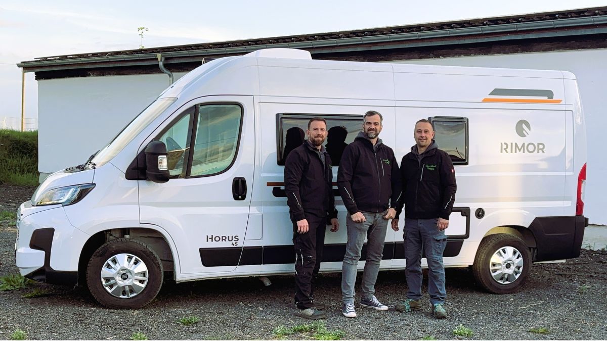 Das Team von Sun Island Camper vor einem Rimor Horus 45 Kastenwagen am Standort Gützkow in Mecklenburg-Vorpommern